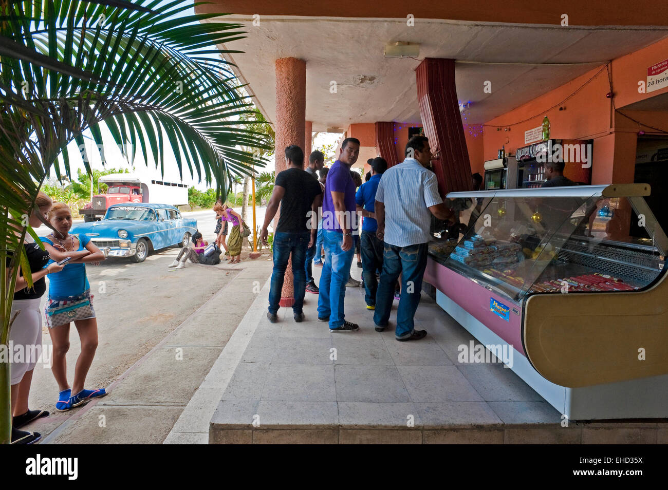 Vista orizzontale di persone in corrispondenza di una stazione di servizio a Cuba. Foto Stock