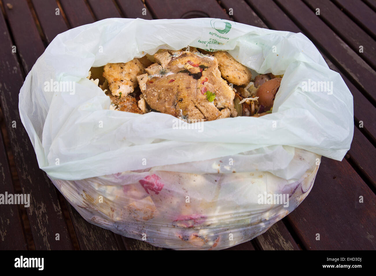 I rifiuti alimentari nel compartimento di riciclaggio Foto Stock