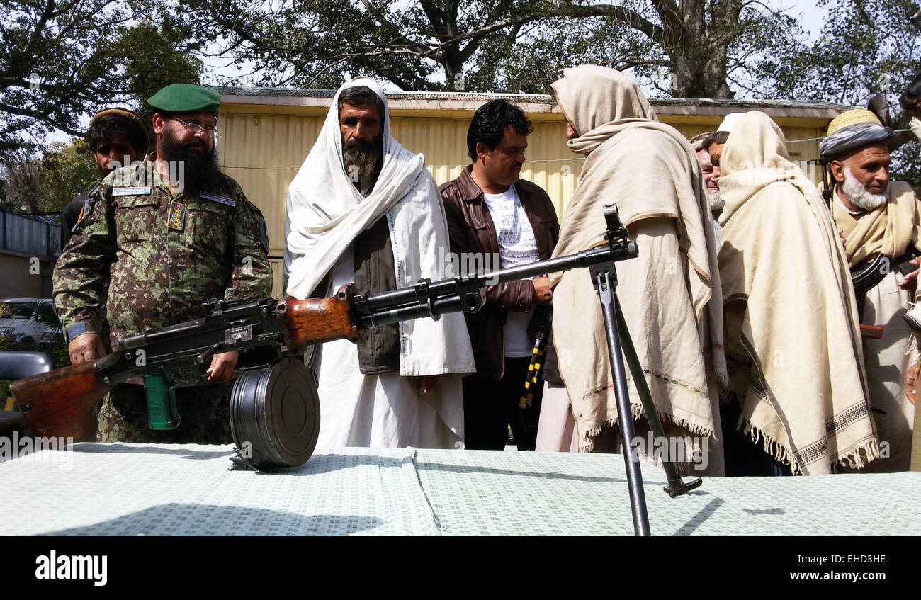 Nangarhar, Afghanistan. Xii Mar, 2015. Combattenti talebani assistere ad una cerimonia di consegna nella provincia di Nangarhar, Afghanistan orientale, 12 marzo 2015. Un totale di 16 militanti armati previsti bracci e ha rinunciato a combattere nella provincia di Nangarhar giovedì. © Tahir Safi/Xinhua/Alamy Live News Foto Stock