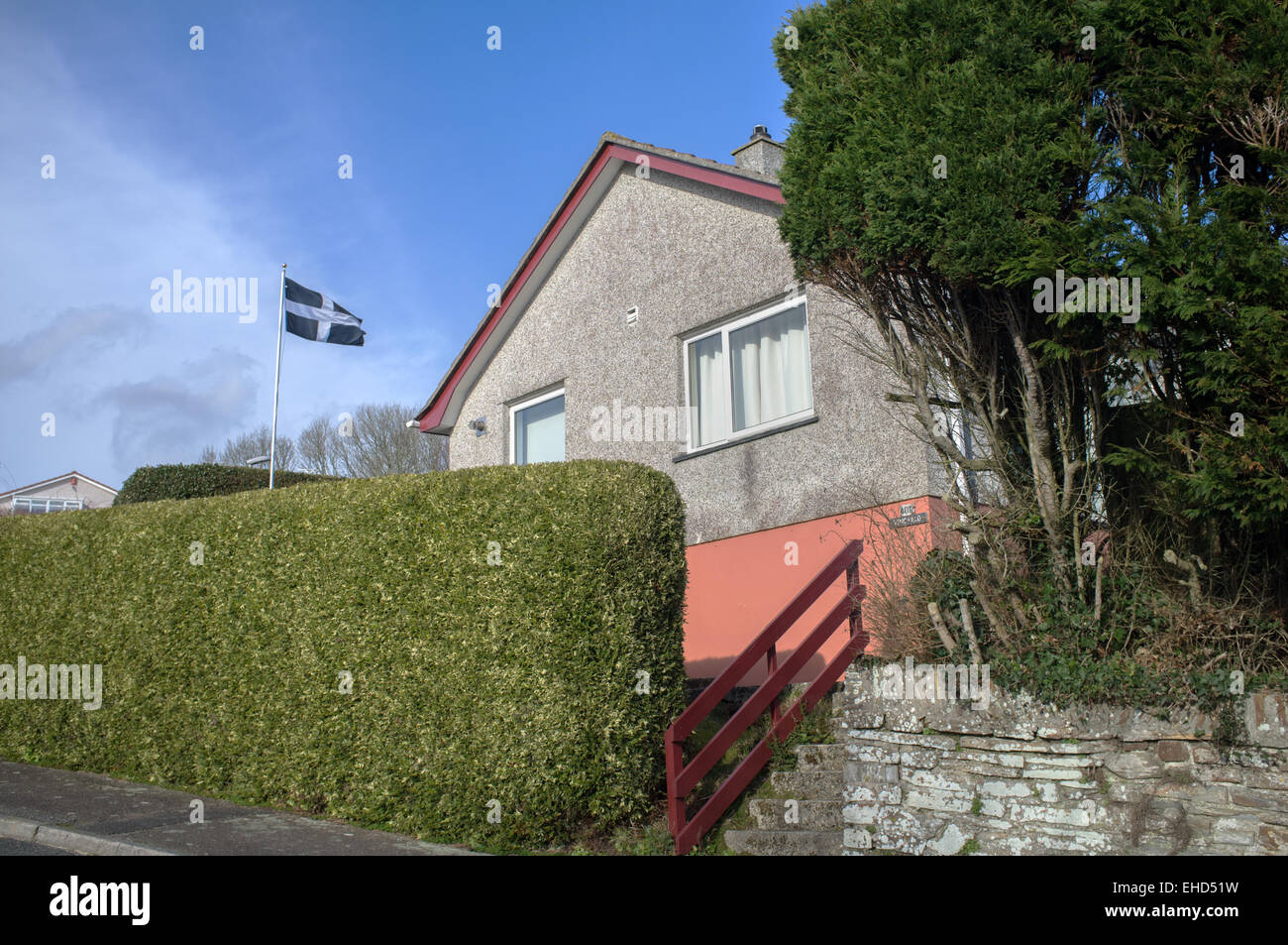 Una bandiera della Cornovaglia in un giardino Foto Stock