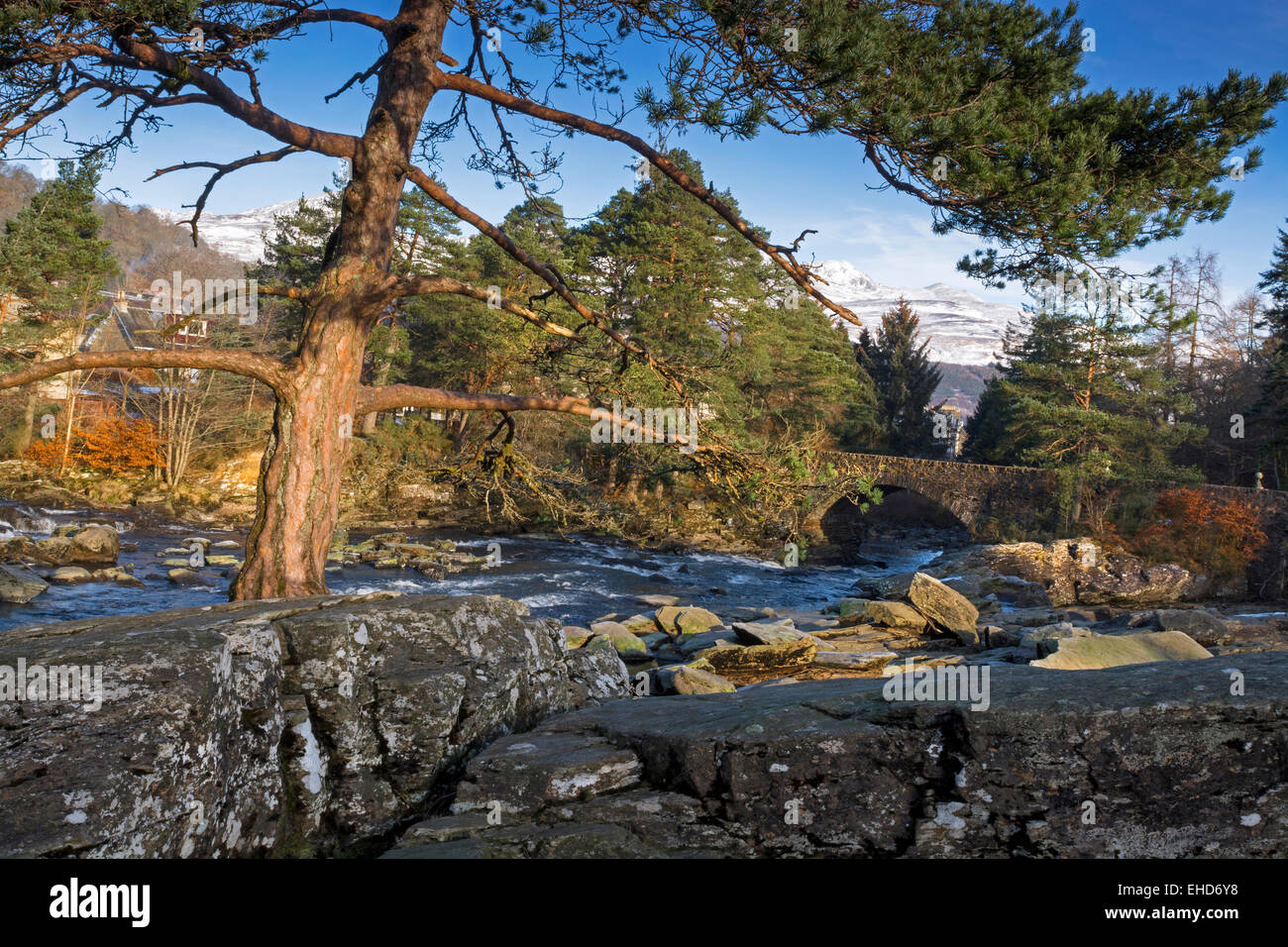 Killin e Falls of Dochart cascata in inverno con ponte Foto Stock