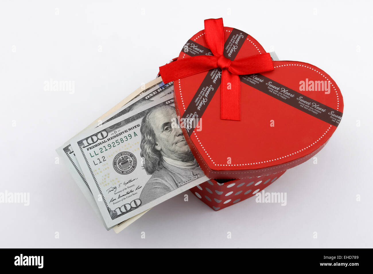 Dono di Amore con noi le fatture del dollaro (USD), in una confezione regalo rossa. Foto Stock