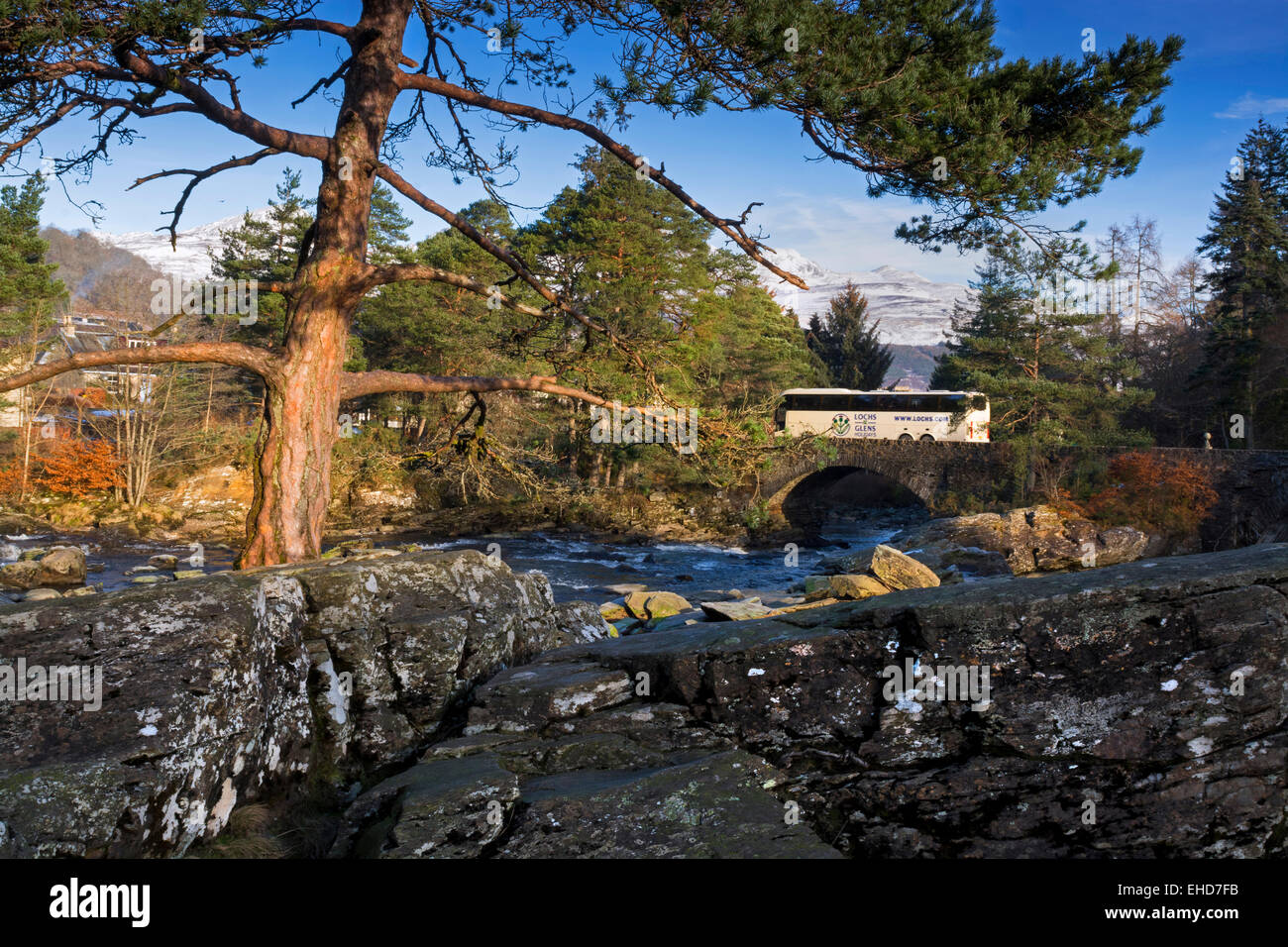 Killin e Falls of Dochart cascata in inverno con ponte Foto Stock