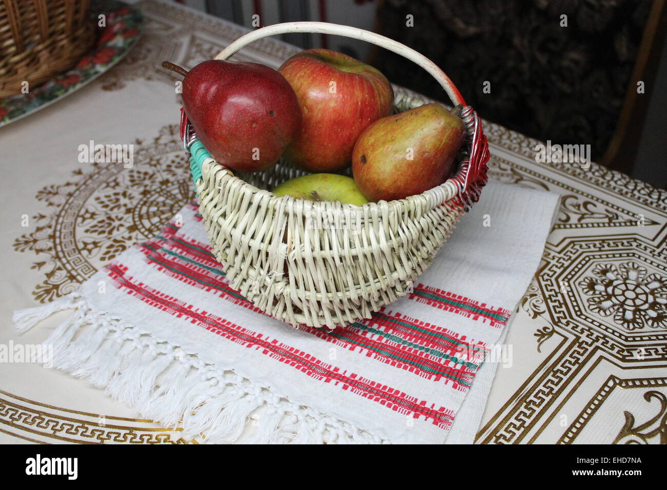 Stuzzicanti red sorta di giardino delle mele e pere nel cestello di ricamo asciugamano Foto Stock