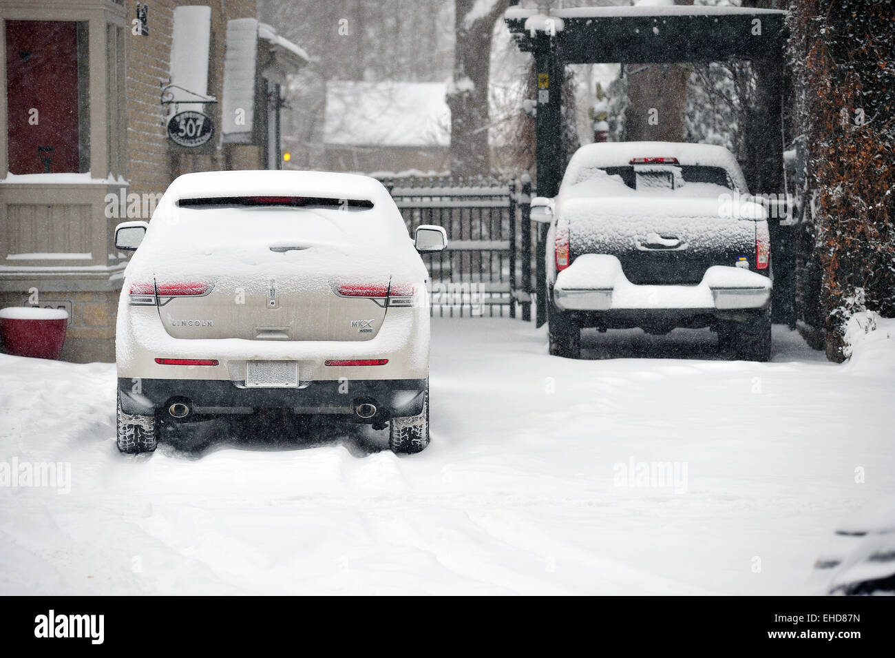 Auto parcheggiata su una strada coperta di neve in Canada. Foto Stock
