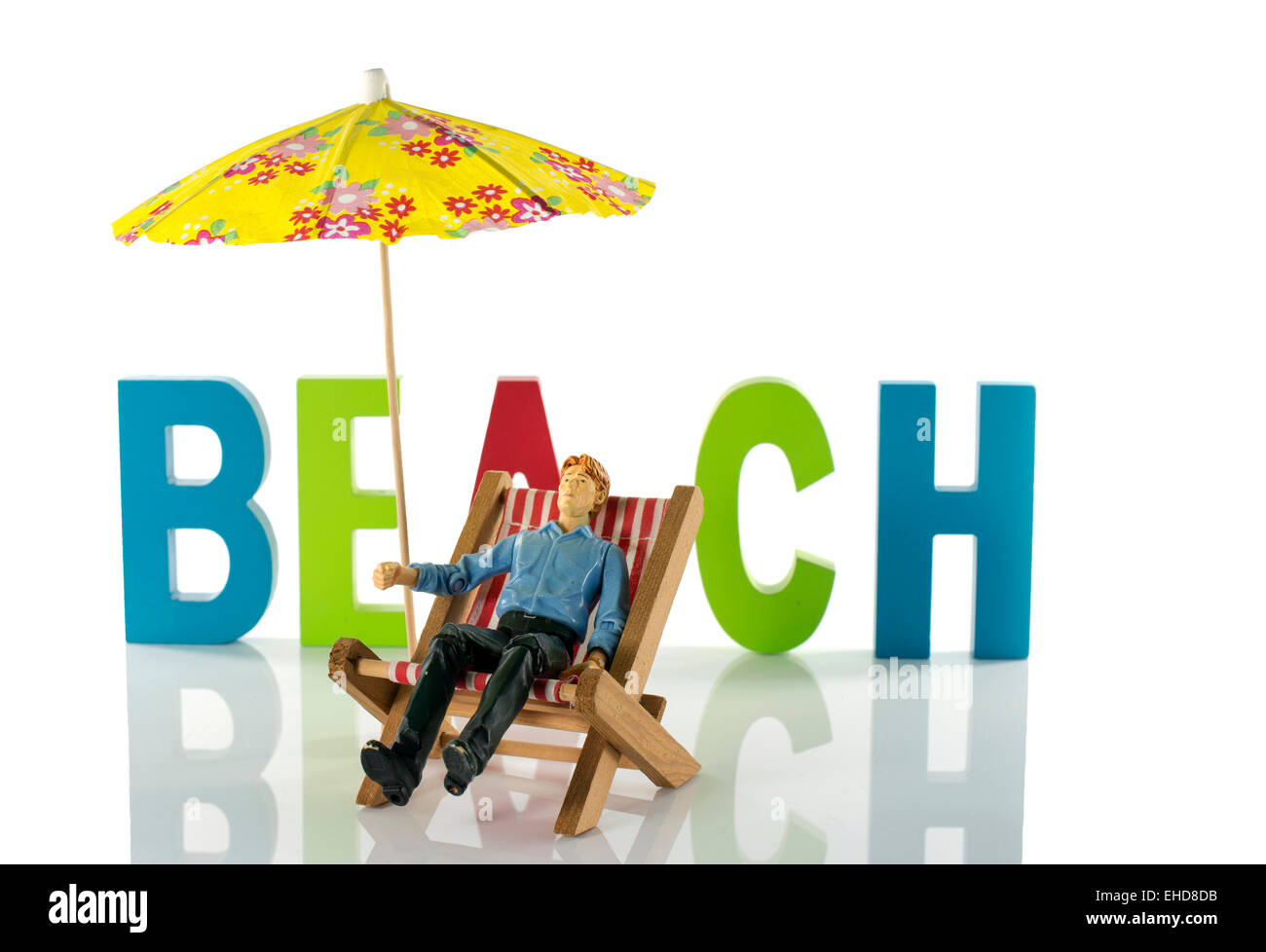 Puppet uomo in cattedra sulla spiaggia con il testo su sfondo Foto Stock