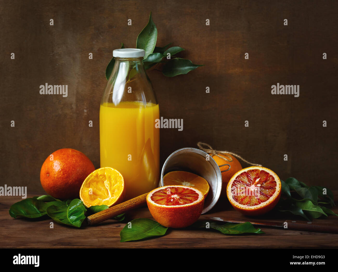 Natura morta con frutta di arancia e succo di frutta sul tavolo di legno. Lo stile di pittura. Foto Stock