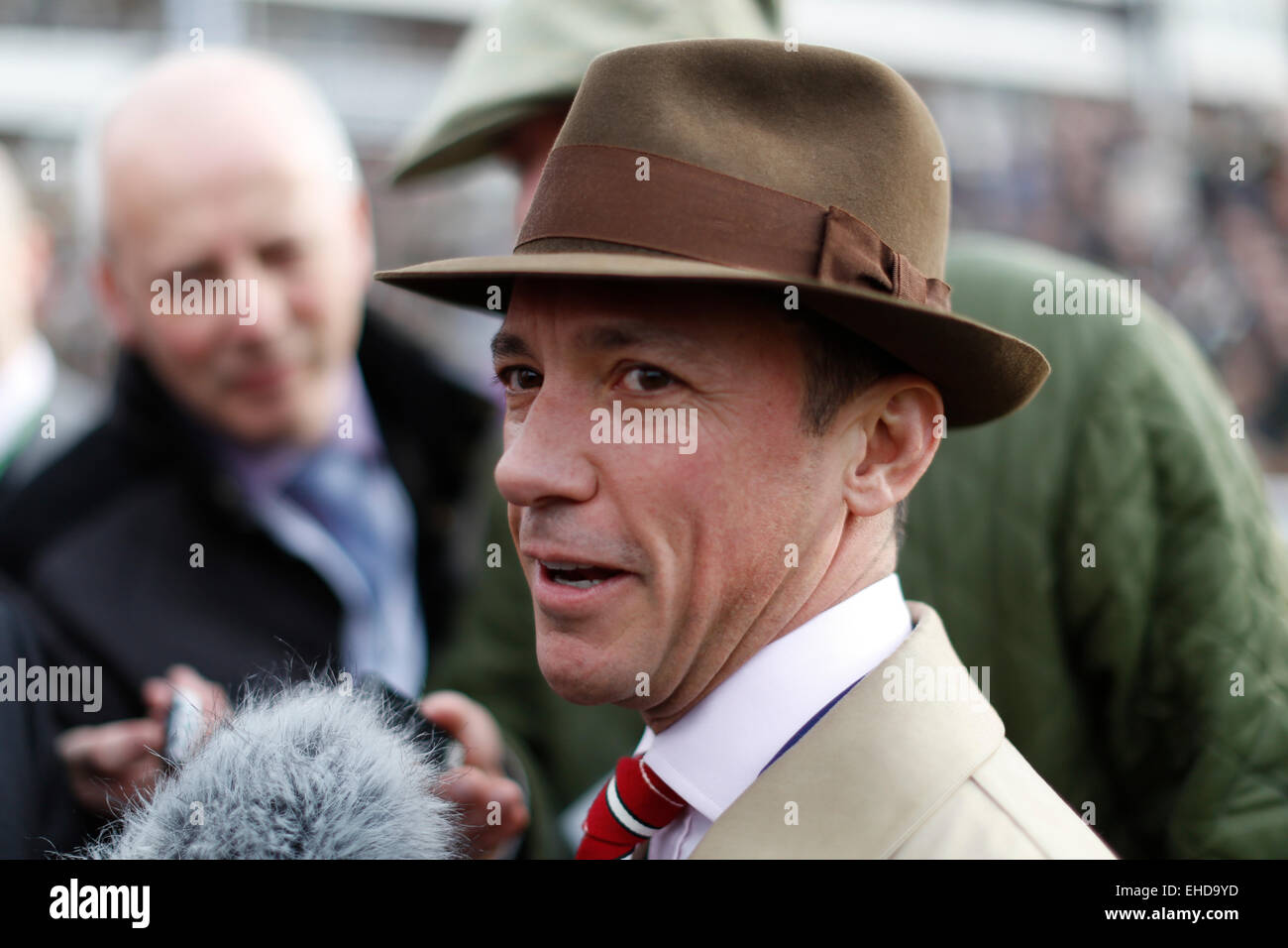 11.03.2015 - Cheltenham; Fantino Lanfranco Dettori nella intervista dopo il cavallo (schivare pallottole) razza ha vinto il Betway Regina Madre Campione Inseguimento grado 1. Credito: Lajos-Eric Balogh/turfstock.com Foto Stock