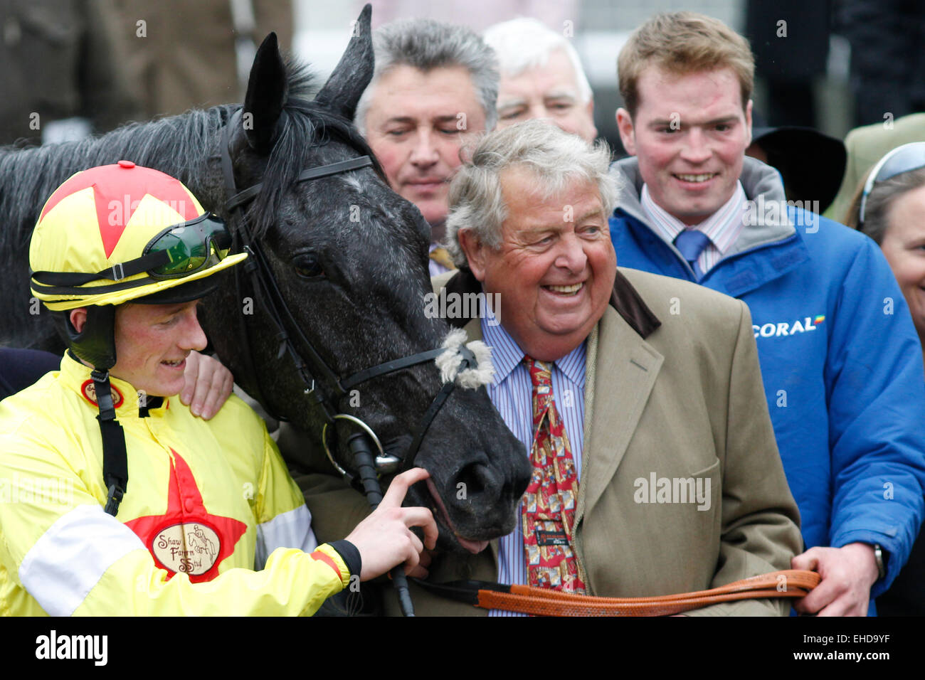 11.03.2015 - Cheltenham; presentazione dei vincitori con Sam Twiston-Davies e John Hales (presidente del Golden Bear Products Ltd.) dopo aver vinto la Coppa del Corallo (Handicap Hurdle) Grade 3 con ingresso Aux Ptits Soins. Credito: Lajos-Eric Balogh/turfstock.com Foto Stock