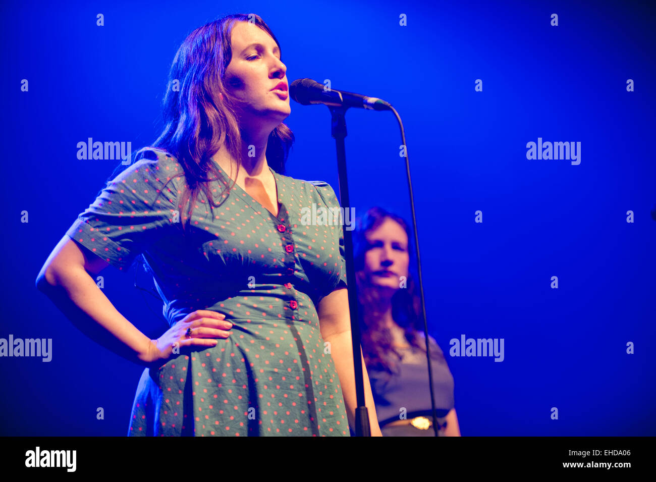 Folk Band La Unthanks in concerto a Manchester Hotel Ritz. Becky Unthank (sinistra) e Rachel Unthank (a destra), 11 marzo 2015 Foto Stock