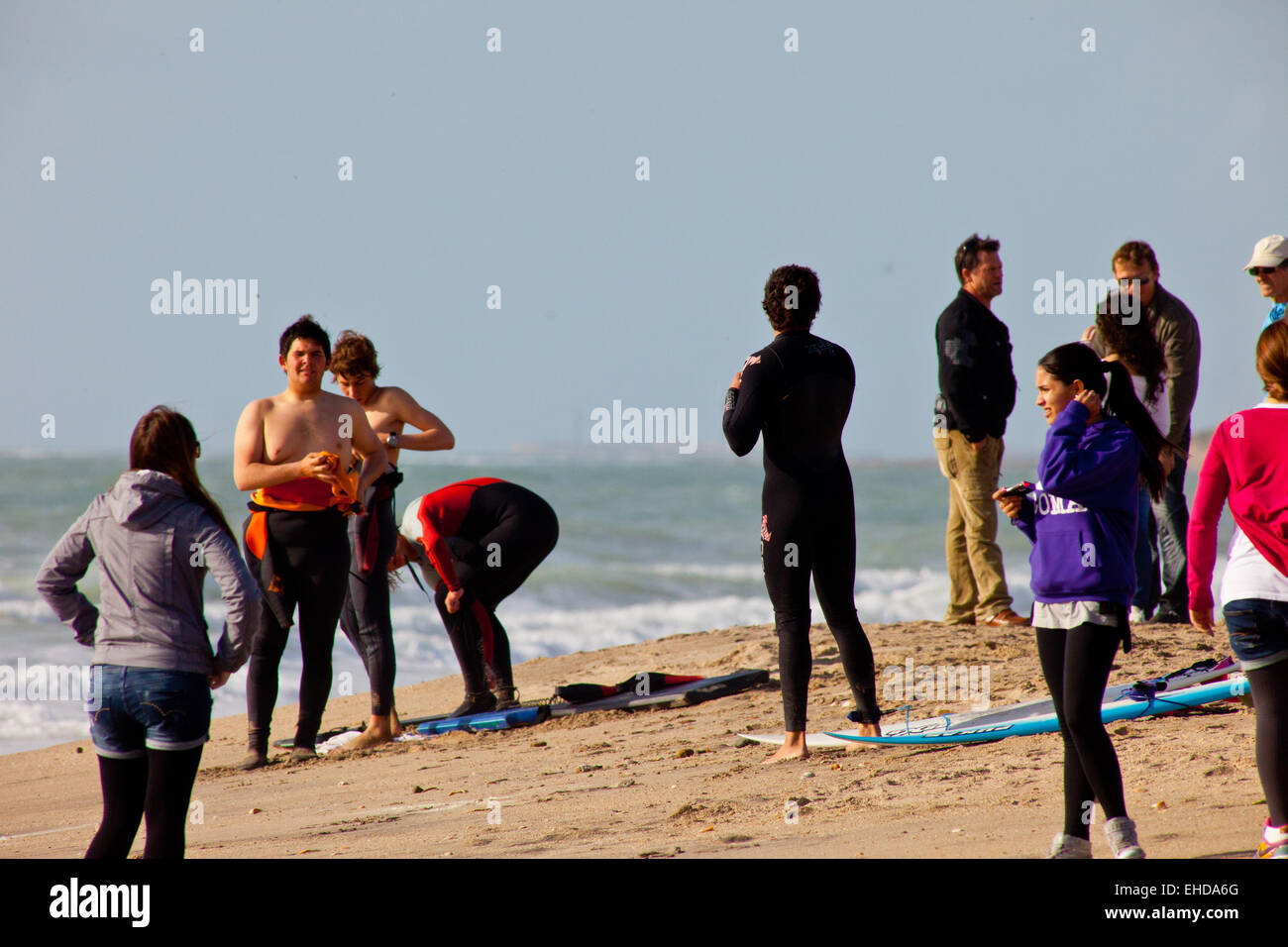 SAN FERNANDO, CADIZ, Spagna - 19 febbraio: Unidentified bodyboaders preparazione al concorso sul 2° campionato di surf e B Foto Stock