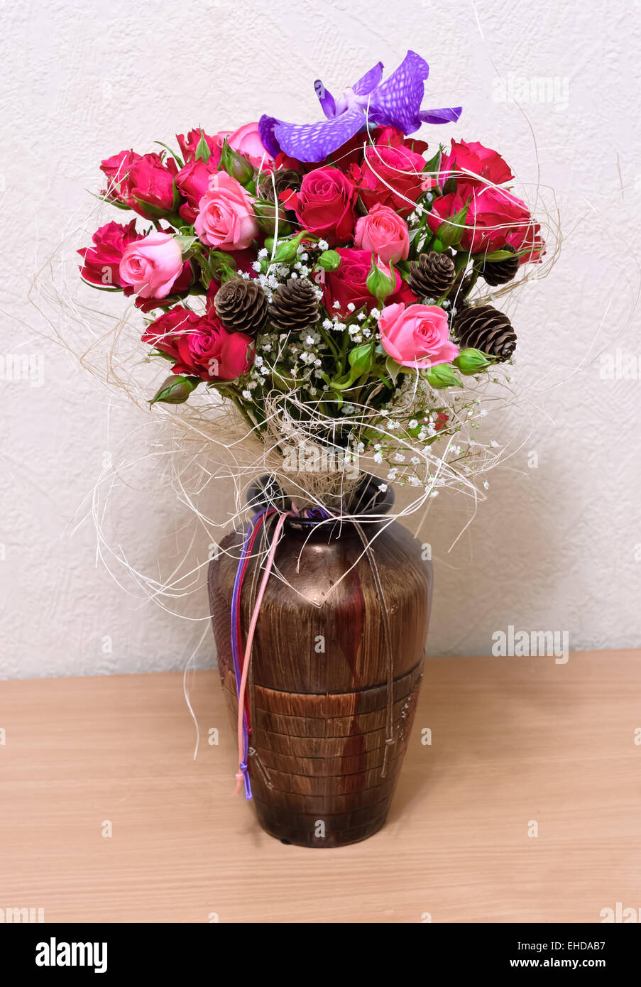 Vaso con fiori. Composizione floreale con rose e orchidee Vanda Foto Stock