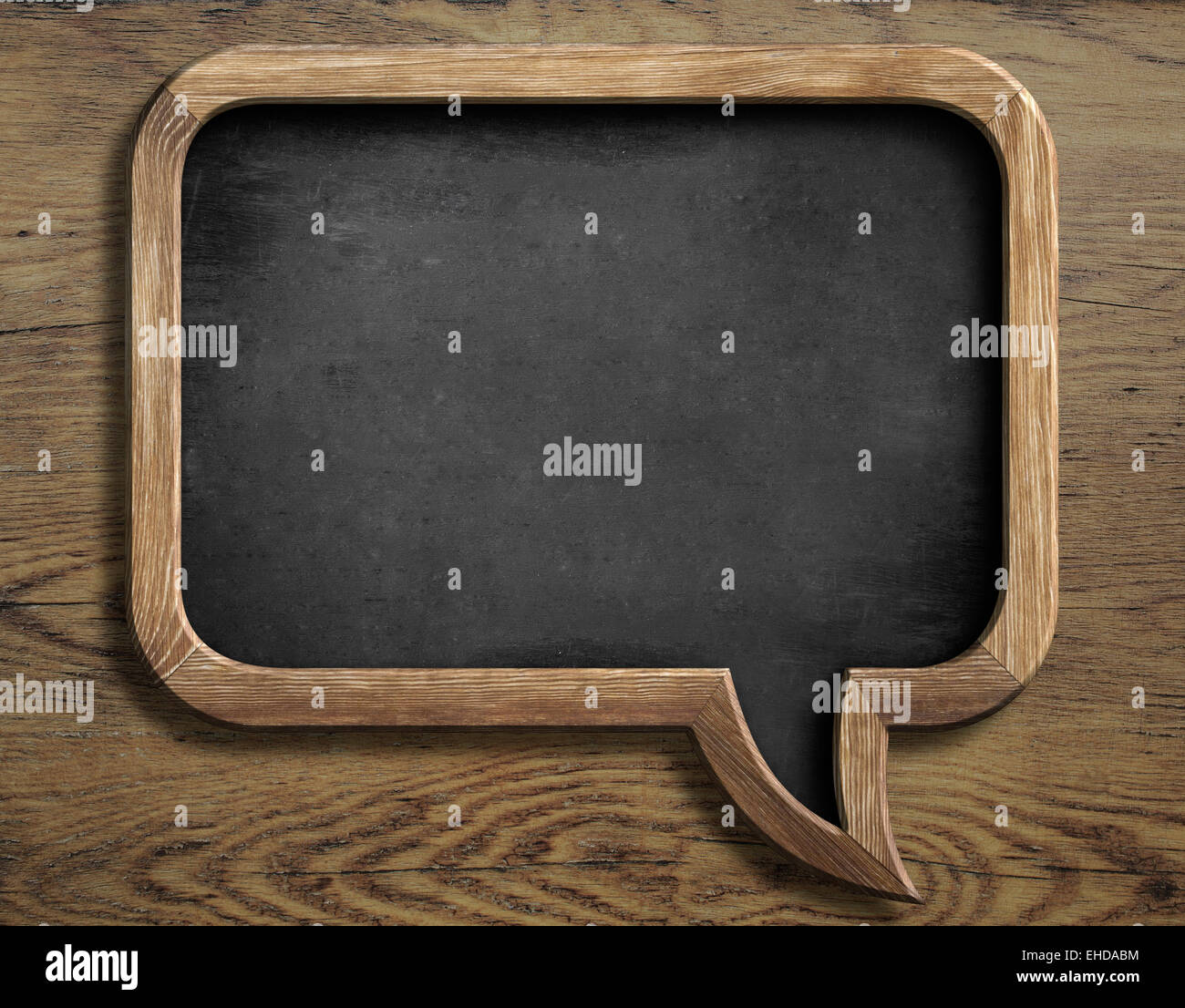 Vecchia lavagna in forma di fumetto discorso su sfondo di legno Foto Stock