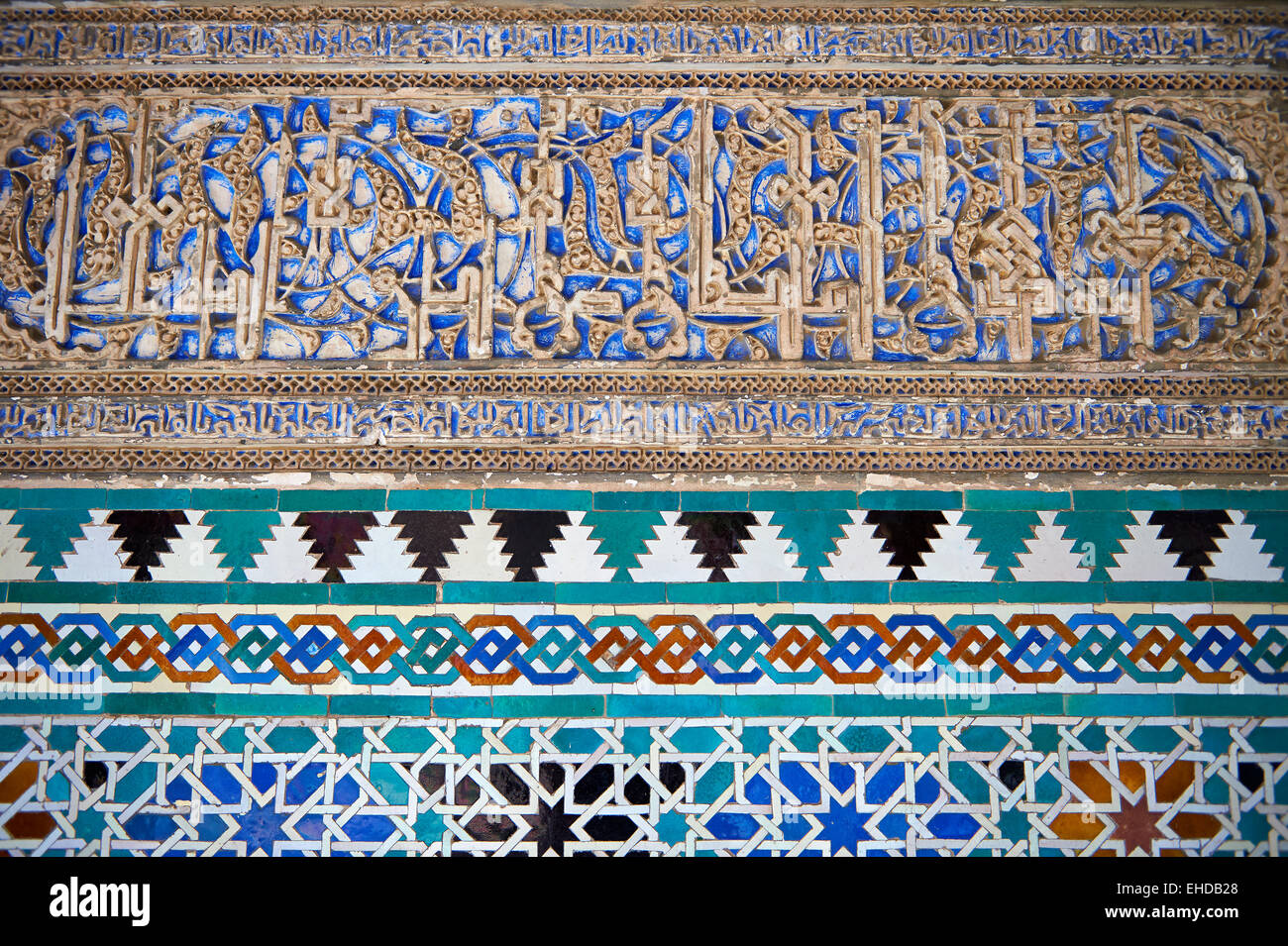 Dettaglio del Arabesque stile Mudéjar lavori in gesso, Patio de las Doncellas (Cortile dei Maiden) Alcazar di Siviglia, Spagna Foto Stock