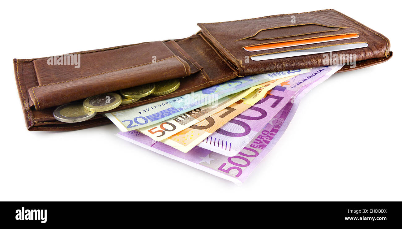 Un fascio di banconote e monete in euro in un marrone portafoglio in pelle Foto Stock