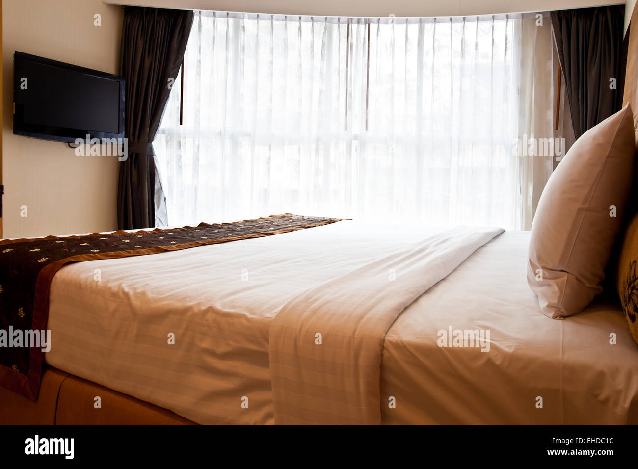 Camera da letto interno con cattivo e tv Foto Stock