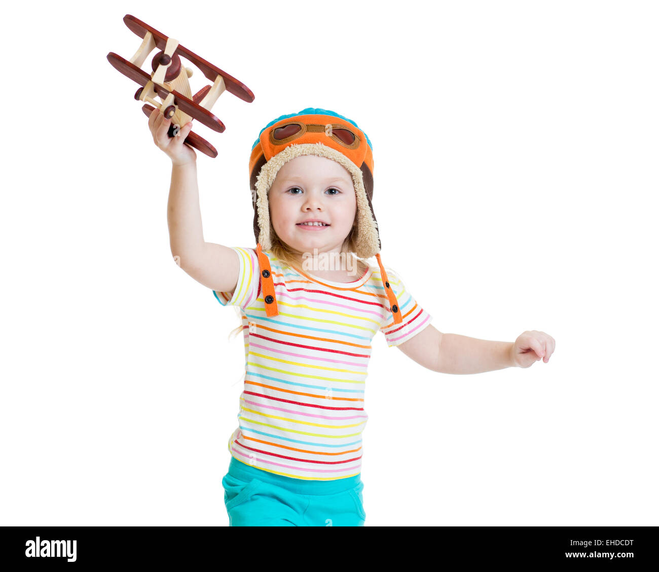 Capretto felice pilota e giocando con il legno giocattolo aereo Foto Stock