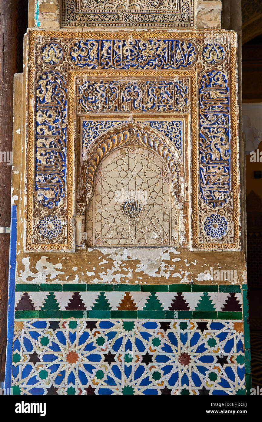 Dettaglio del Arabesque stile Mudéjar lavori in gesso, Patio de las Doncellas (Cortile dei Maiden) Alcazar di Siviglia, Spagna Foto Stock