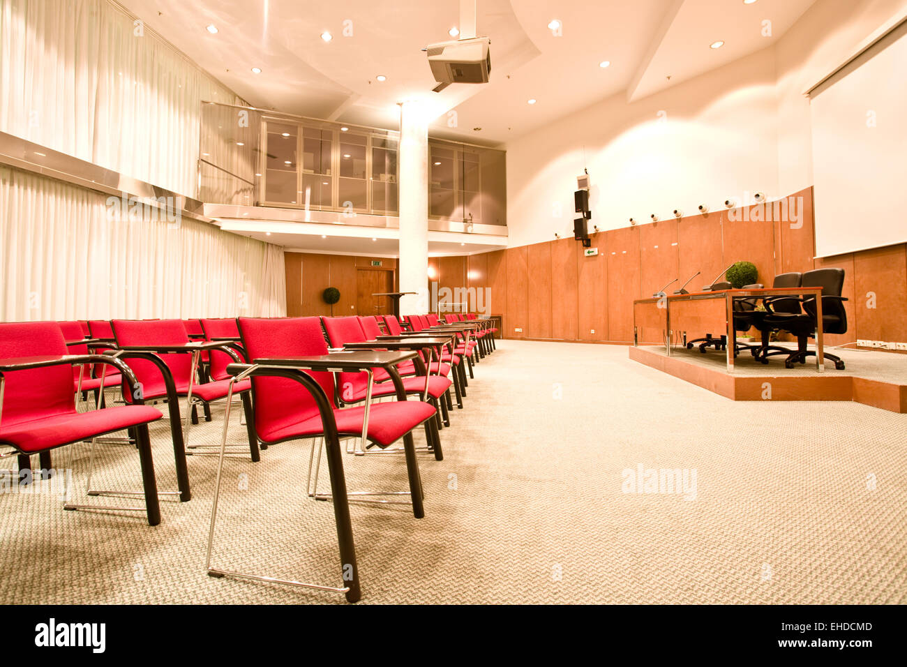 Sedie rosse righe in sala conferenze Foto Stock