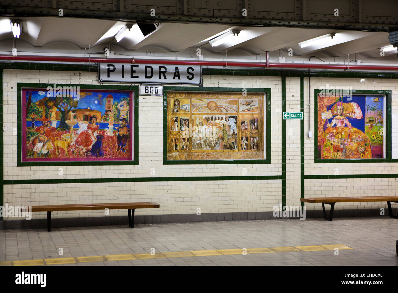 Argentina, Buenos Aires, Subte, metropolitana sistema ferroviario, Piedras station artwork su pareti Foto Stock