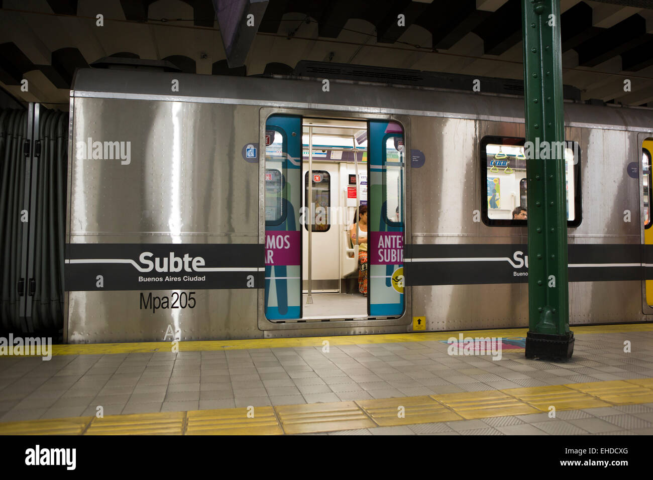Argentina, Buenos Aires, Subte, metropolitana sistema ferroviario, treno porte con apertura nella stazione piedras Foto Stock