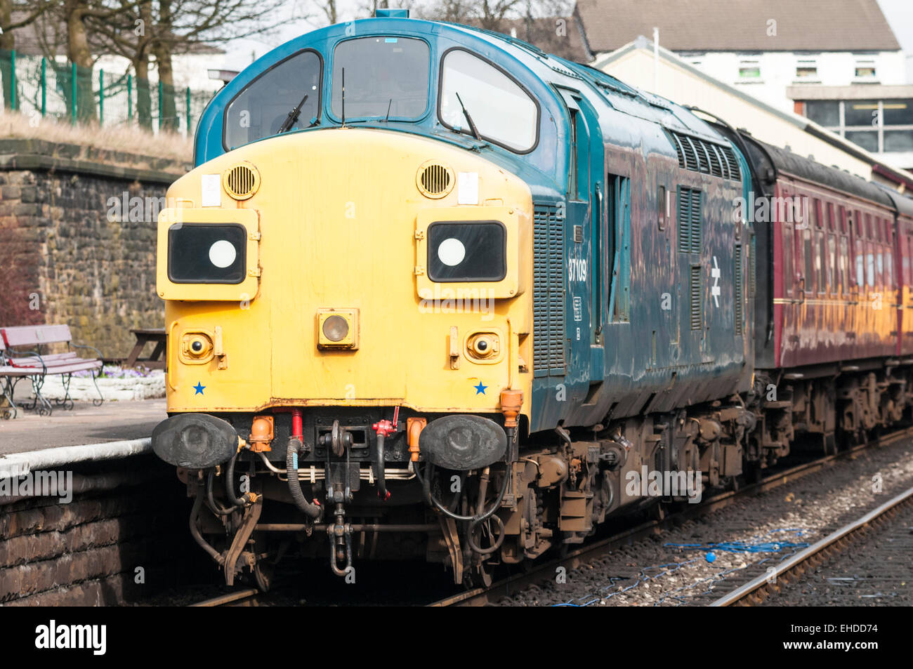 Classe 37 loco in BR schema colori blu con un treno passeggeri sulla East Lancs Railway Foto Stock