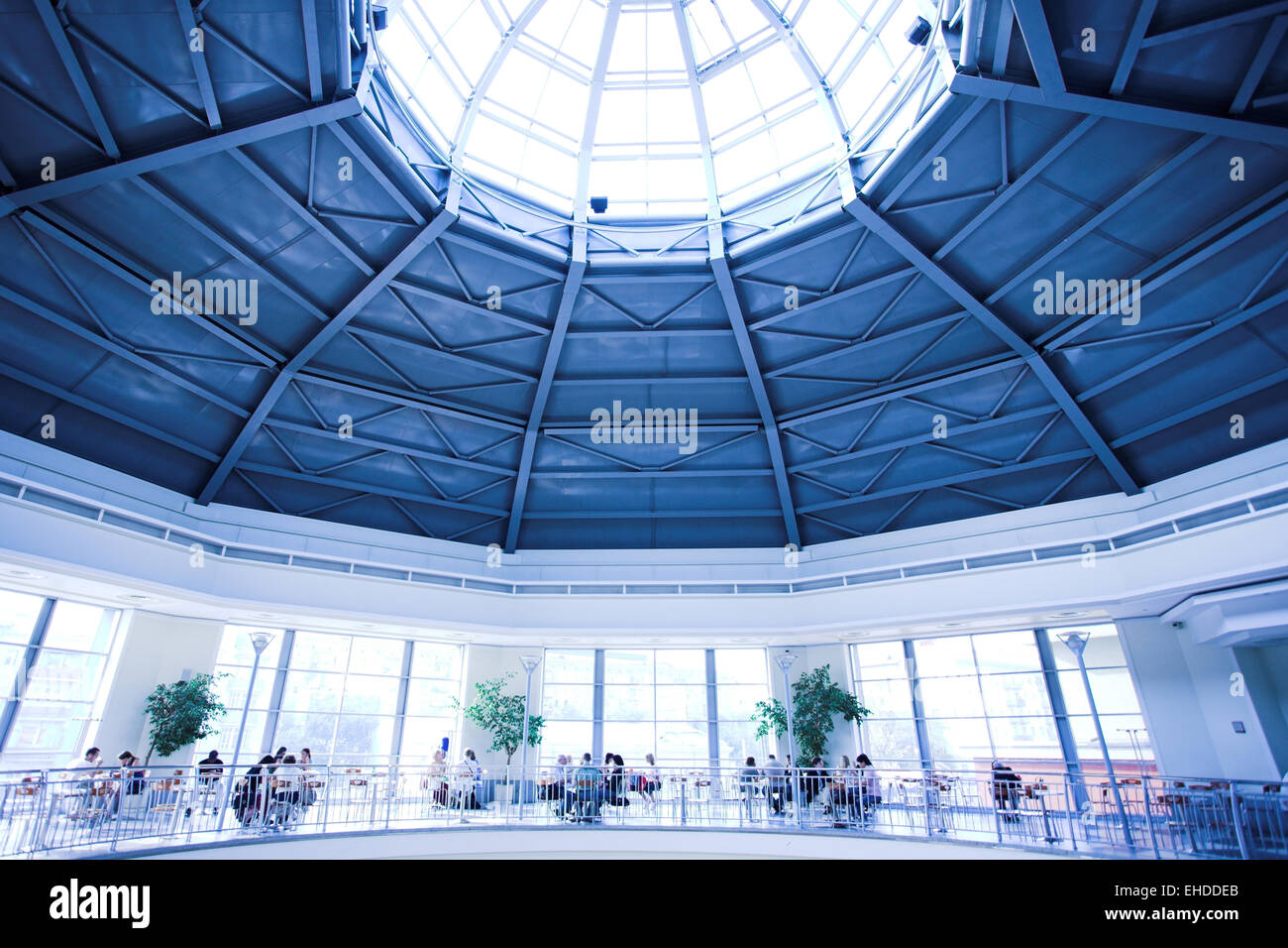 Silhouette di persone siedono al moderno edificio Foto Stock