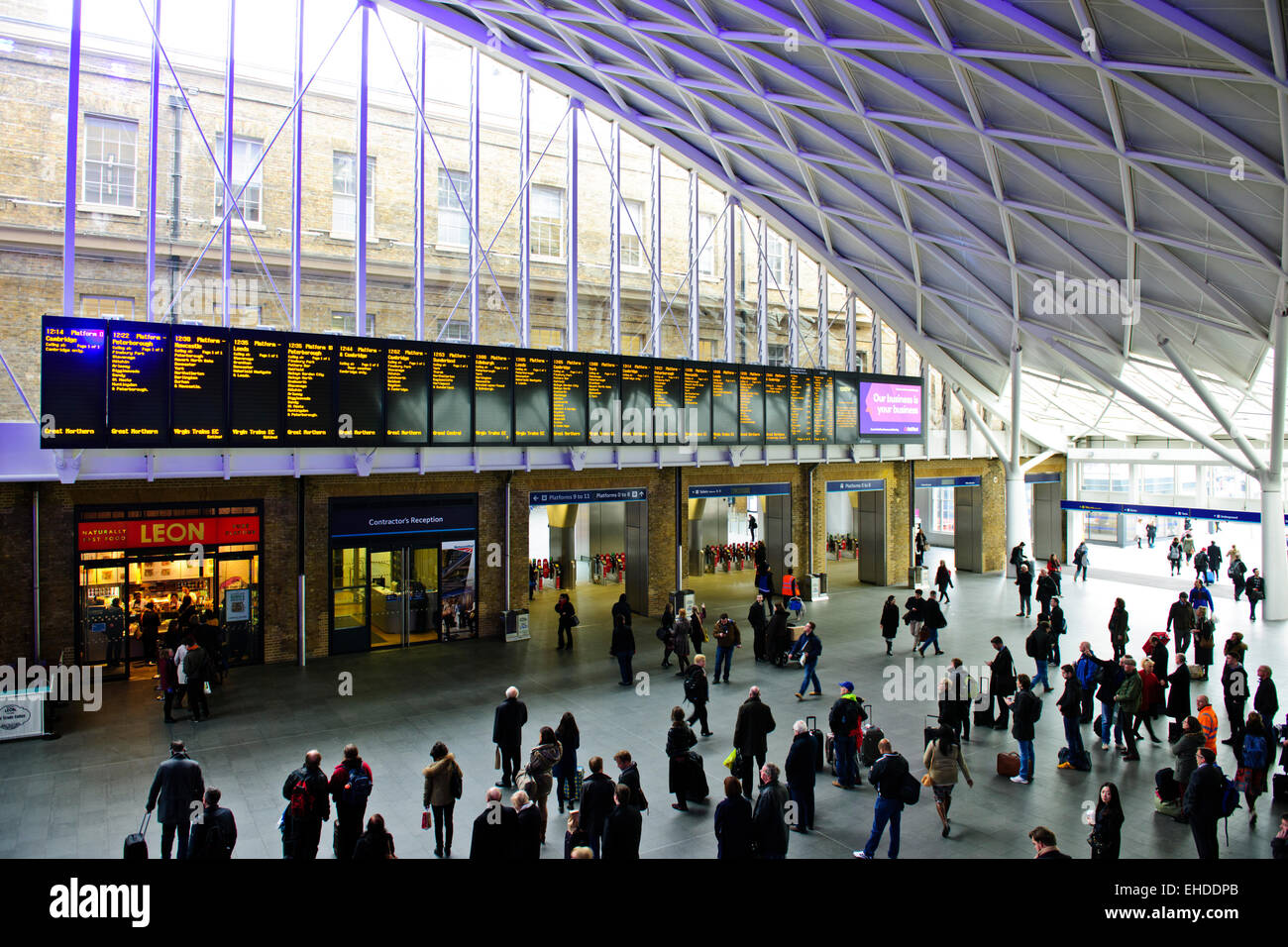 King's o Kings Cross Station,principali gateways in Londra da nord,precedentemente un quartiere a luci rosse & run-verso il basso in fase di ristrutturazione Foto Stock