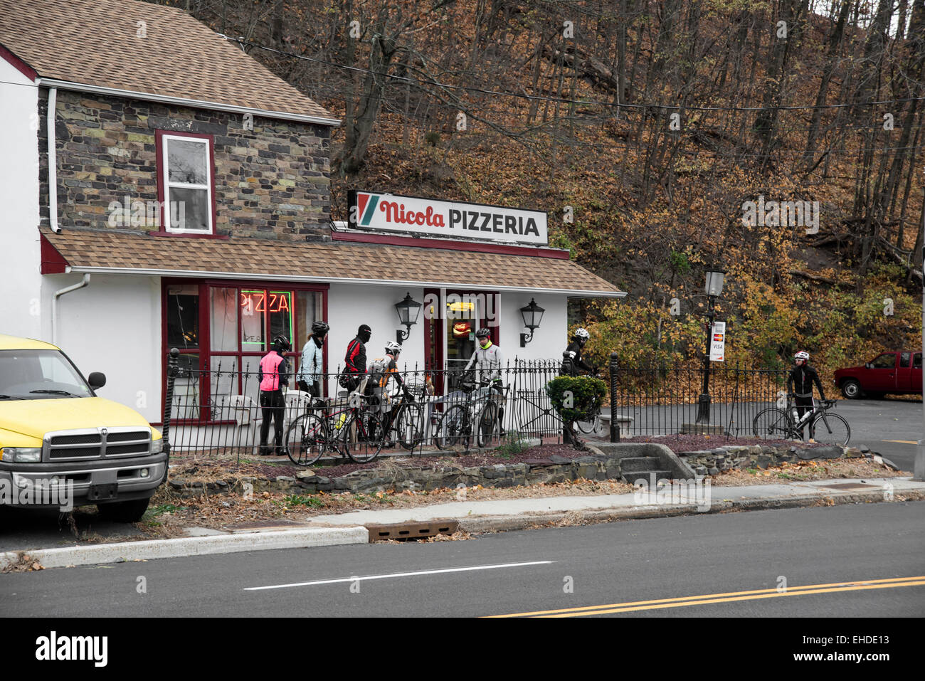 Gruppo ciclistico sta preparando per continuare il percorso dopo la pausa, Lambertville, New Jersey, USA. Foto Stock