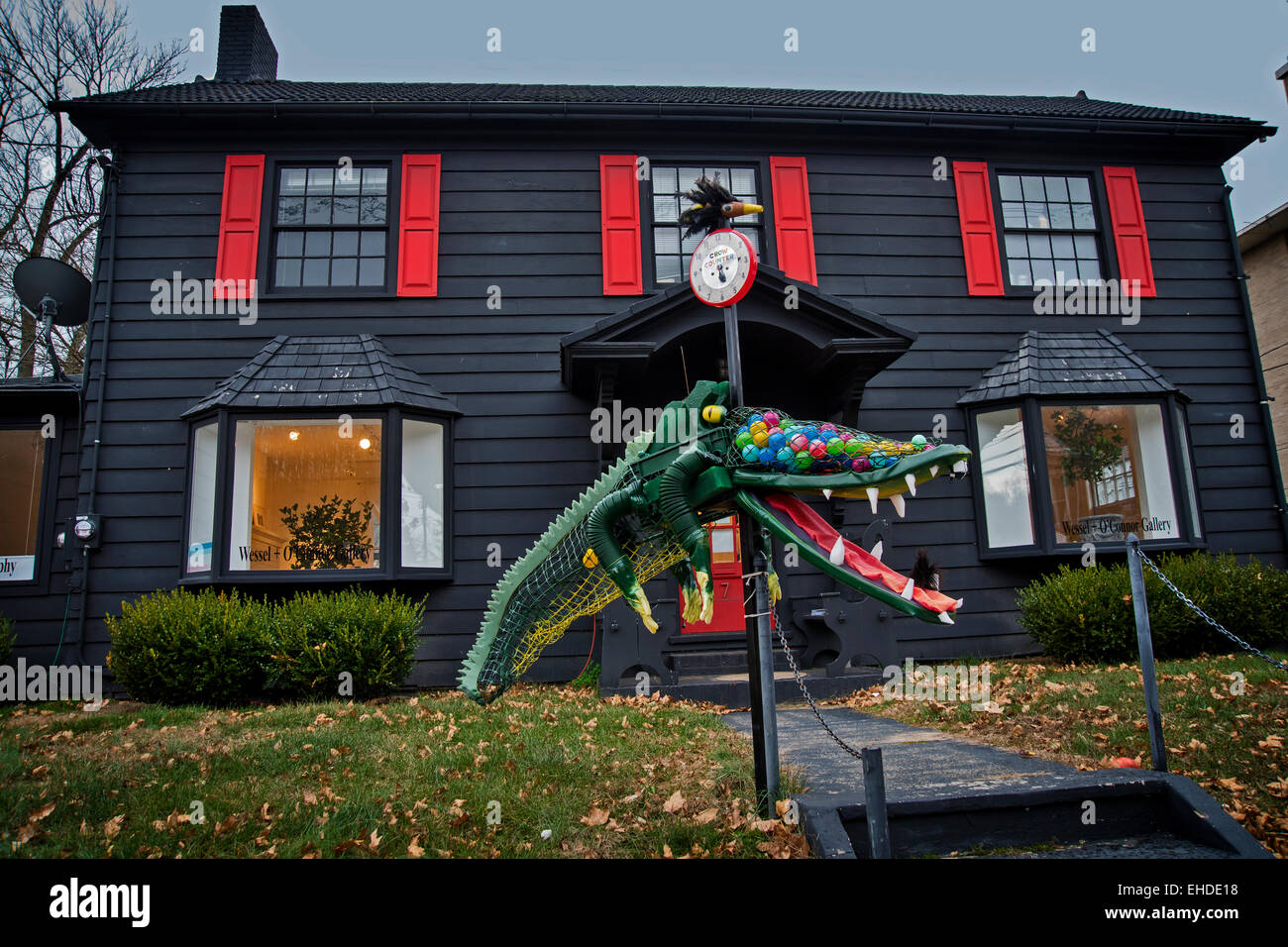 Singolare edificio nero con persiane rosse, Lambertville, New Jersey, STATI UNITI D'AMERICA Foto Stock