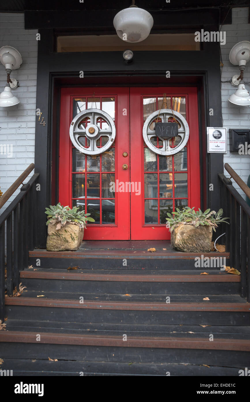 Decorate originalmente porta rossa di edificio, Lambertville, New Jersey, USA. Foto Stock