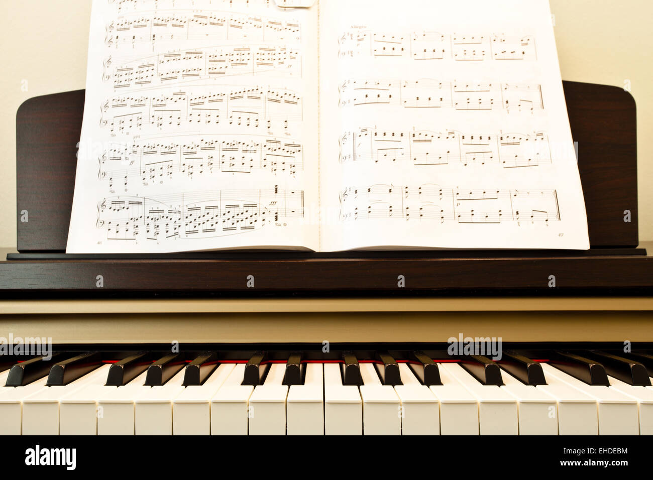 Tasti di pianoforte e carta da musica close-up Foto Stock