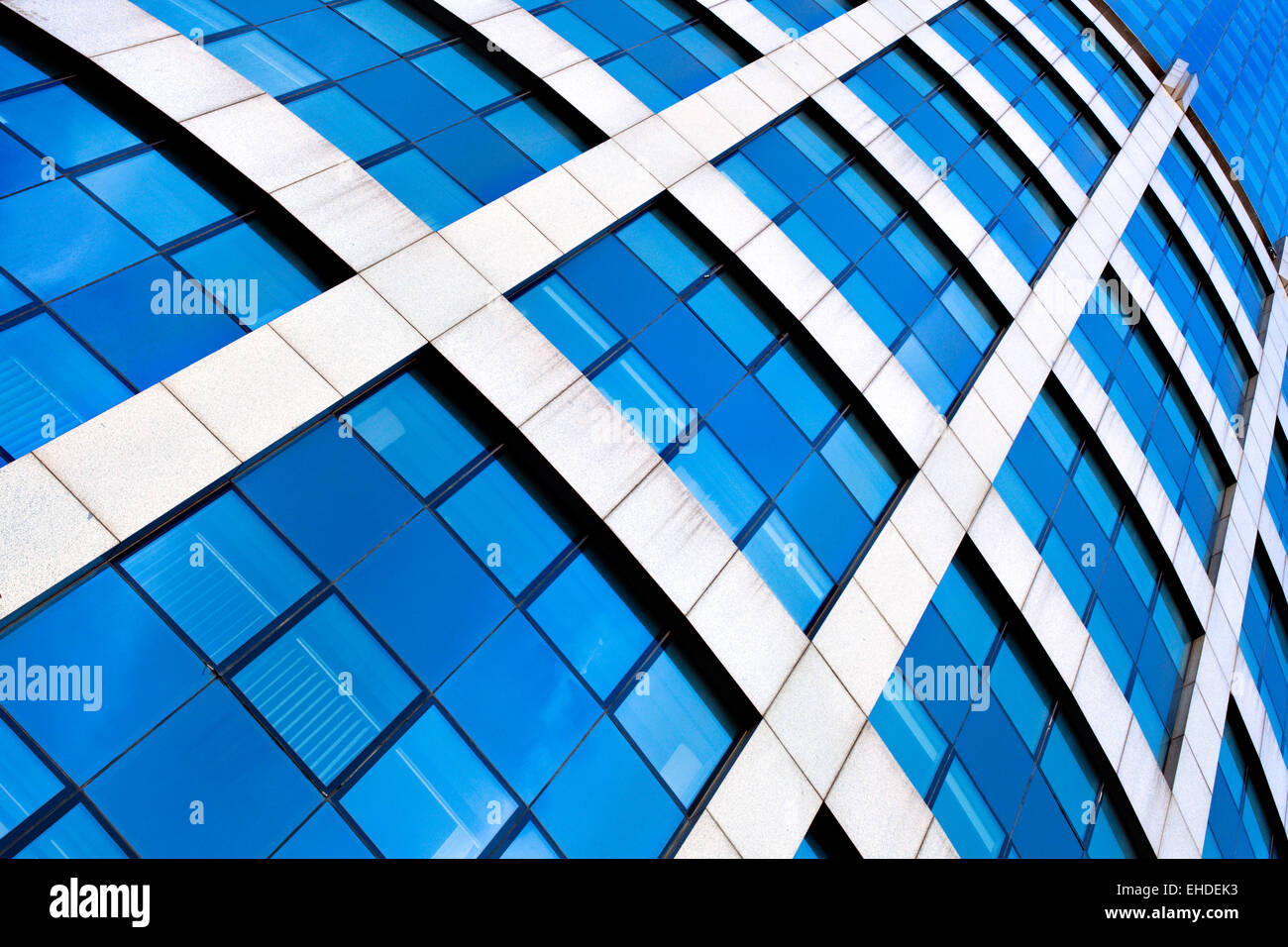 Abstract del raccolto di un ufficio moderno grattacielo Foto Stock