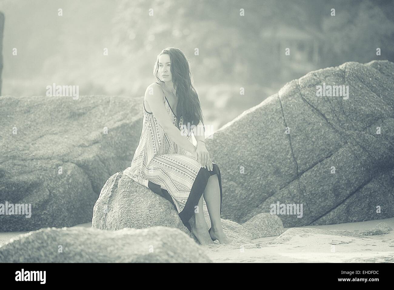 Monocromatici in bianco e nero la foto di una ragazza sulla spiaggia Relax Foto Stock