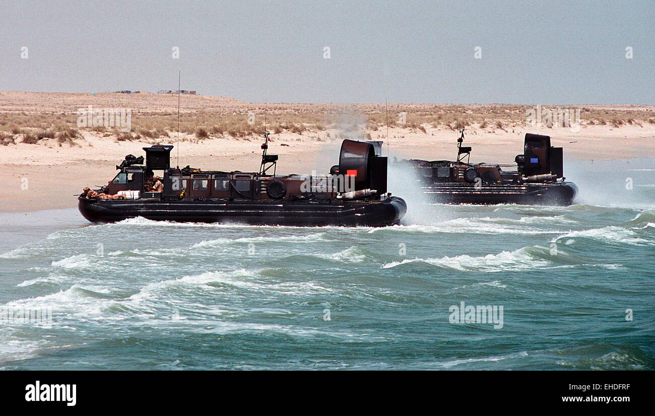 AJAX NEWS & includono servizio.(OMA-14).5 OTT 2001.Oman. HOVERCRAFT da 539 ASSAULT SQUADRON trasportare soldati OMANI preparare alla tempesta una spiaggia deserta di testa. Foto:JONATHAN EASTLAND/AJAX REF:CDS02/12-28. Foto Stock