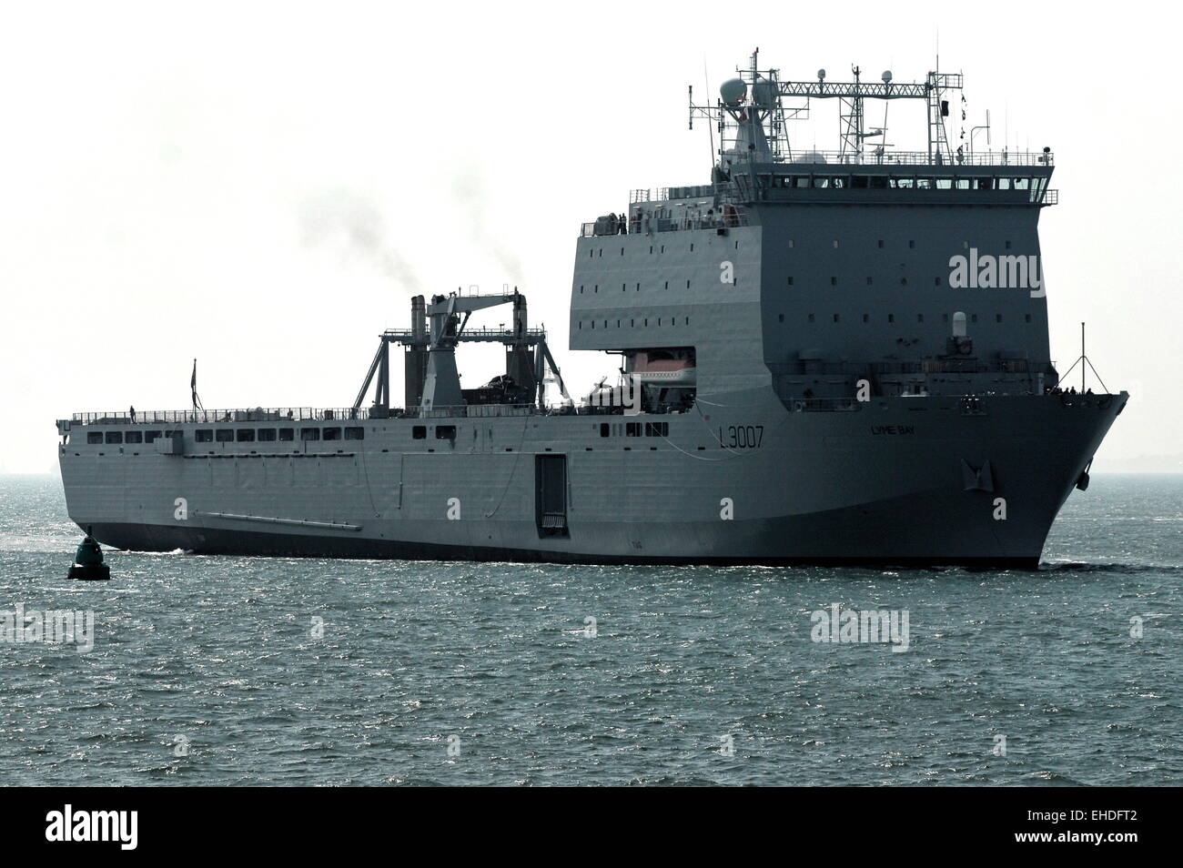 AJAXNETPHOTO. - Il 5 maggio, 2014. PORTSMOUTH, Inghilterra. - RFA nave arriva. RFA LYME BAY entrando pnb. LYME BAY (L3007) è una baia classe ausiliaria nave sbarco DOCK (LSD(A)), l'ultimo della sua classe AD ENTRARE IN SERVIZIO NEL 2007. foto:TONY HOLLAND/AJAX REF:DTH140505 8604 Foto Stock