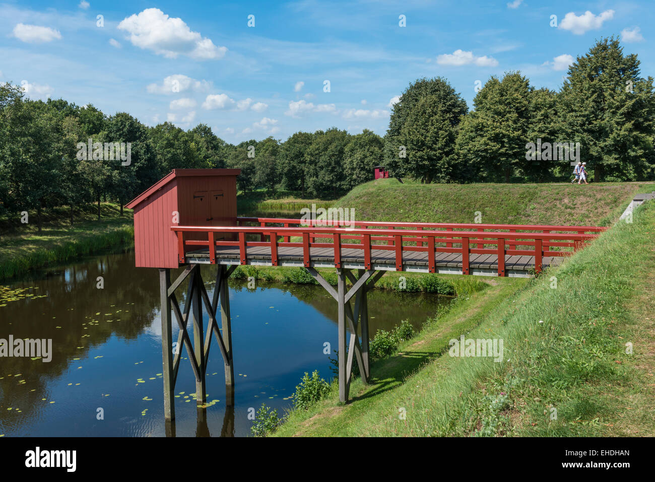 Vecchio rosso bagno (WC) sopra il fossato della fortezza Bourtange nella provincia di Groninga Foto Stock