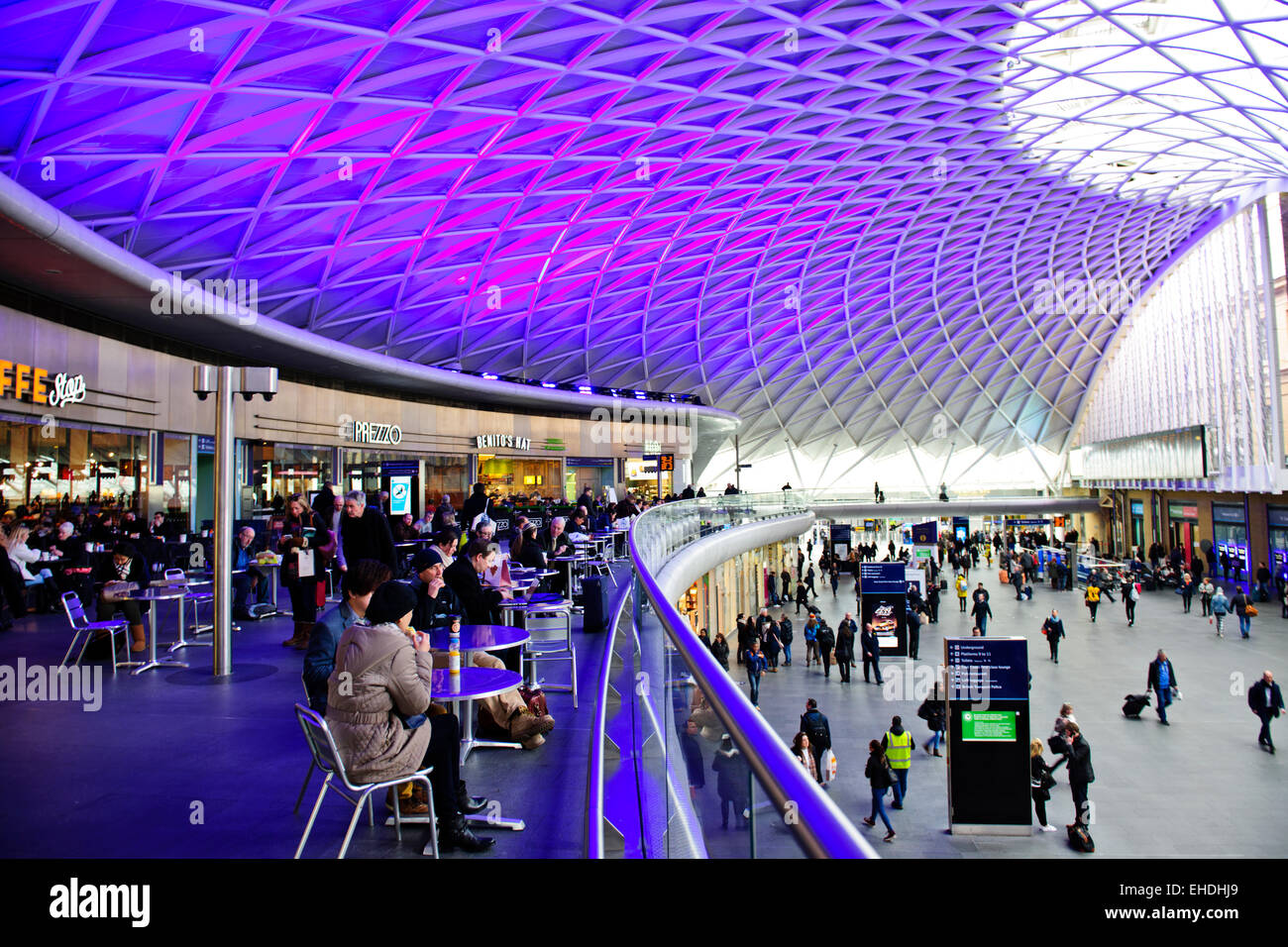 King's o Kings Cross Station,principali gateways in Londra da nord,precedentemente un quartiere a luci rosse & run-verso il basso in fase di ristrutturazione Foto Stock