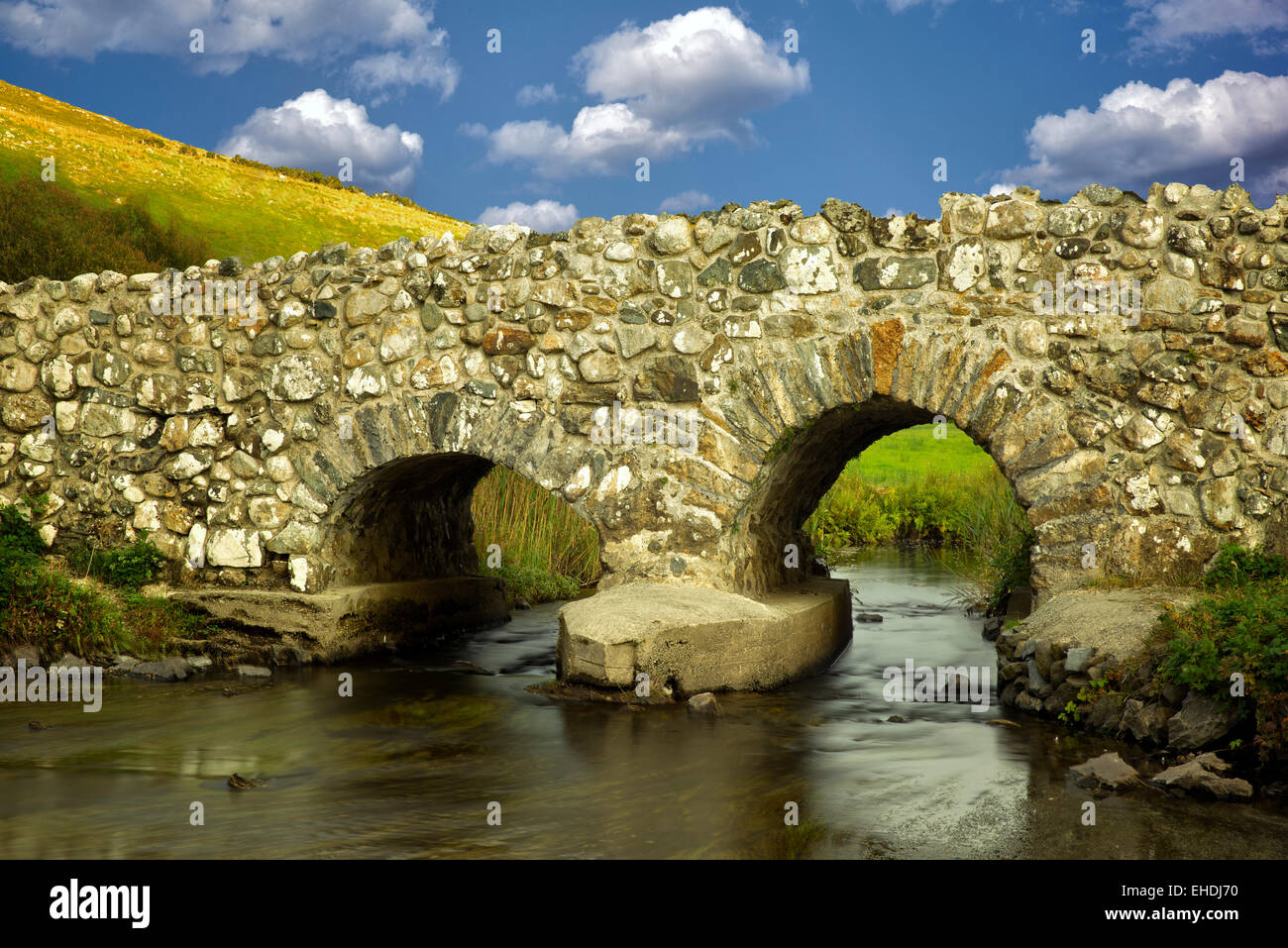 Apprendere ponte in prossimità di Oughterard, Irlanda. In primo piano nell'uomo tranquillo film Foto Stock