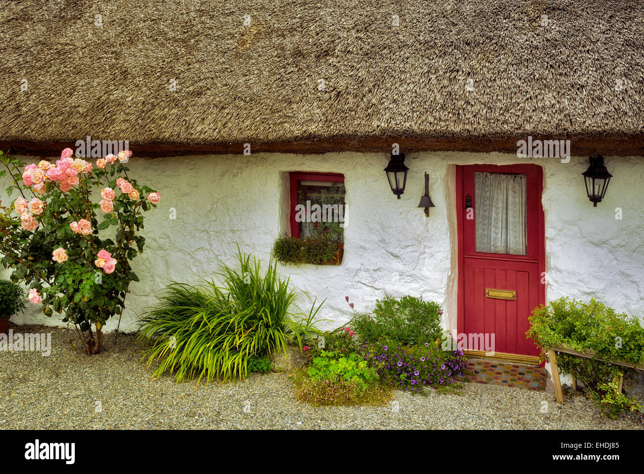 Irish cottage con tetto in paglia. Oughterard, Irlanda Foto Stock