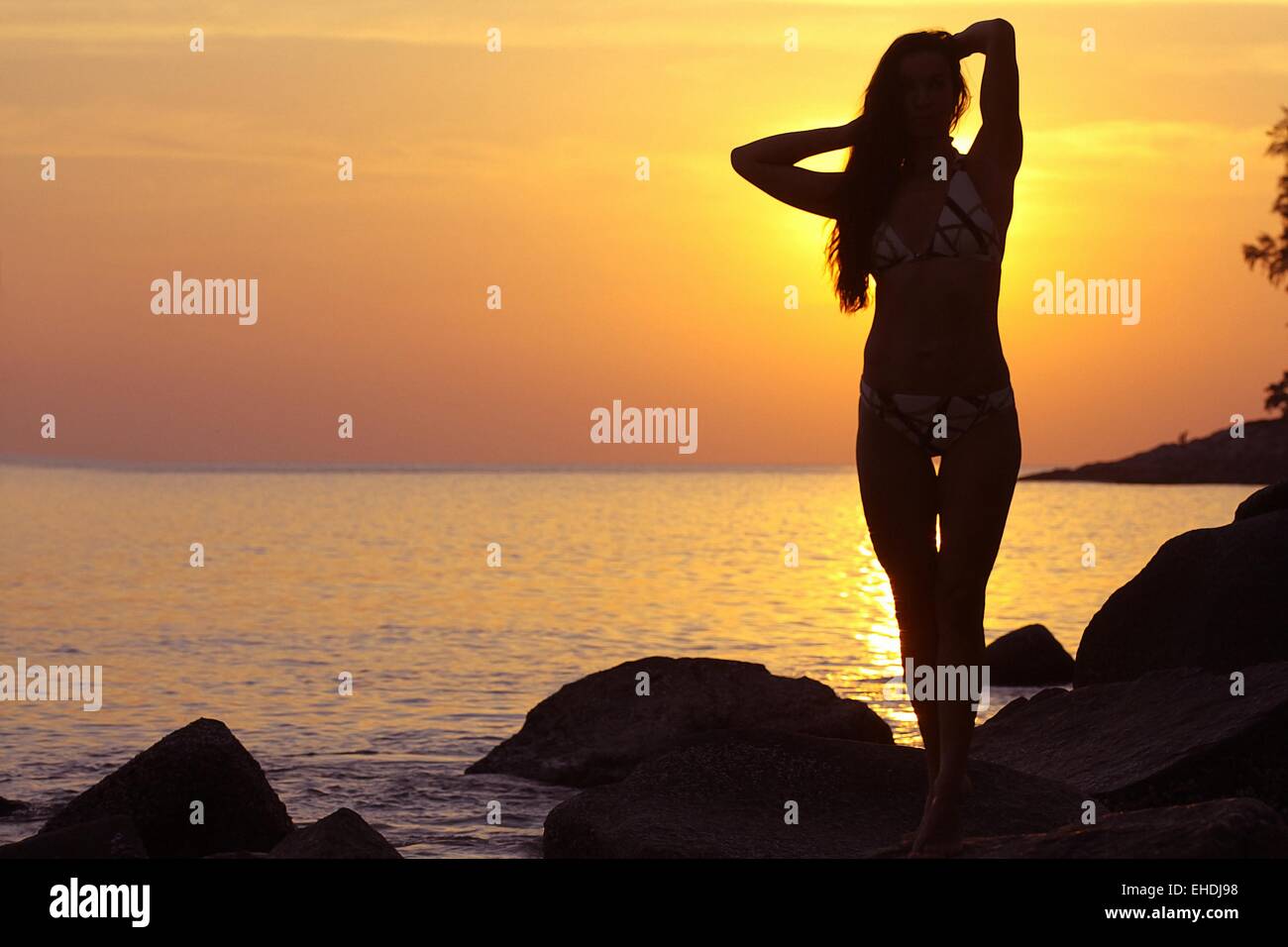 Donna meditando sul mare sole spiaggia Foto Stock