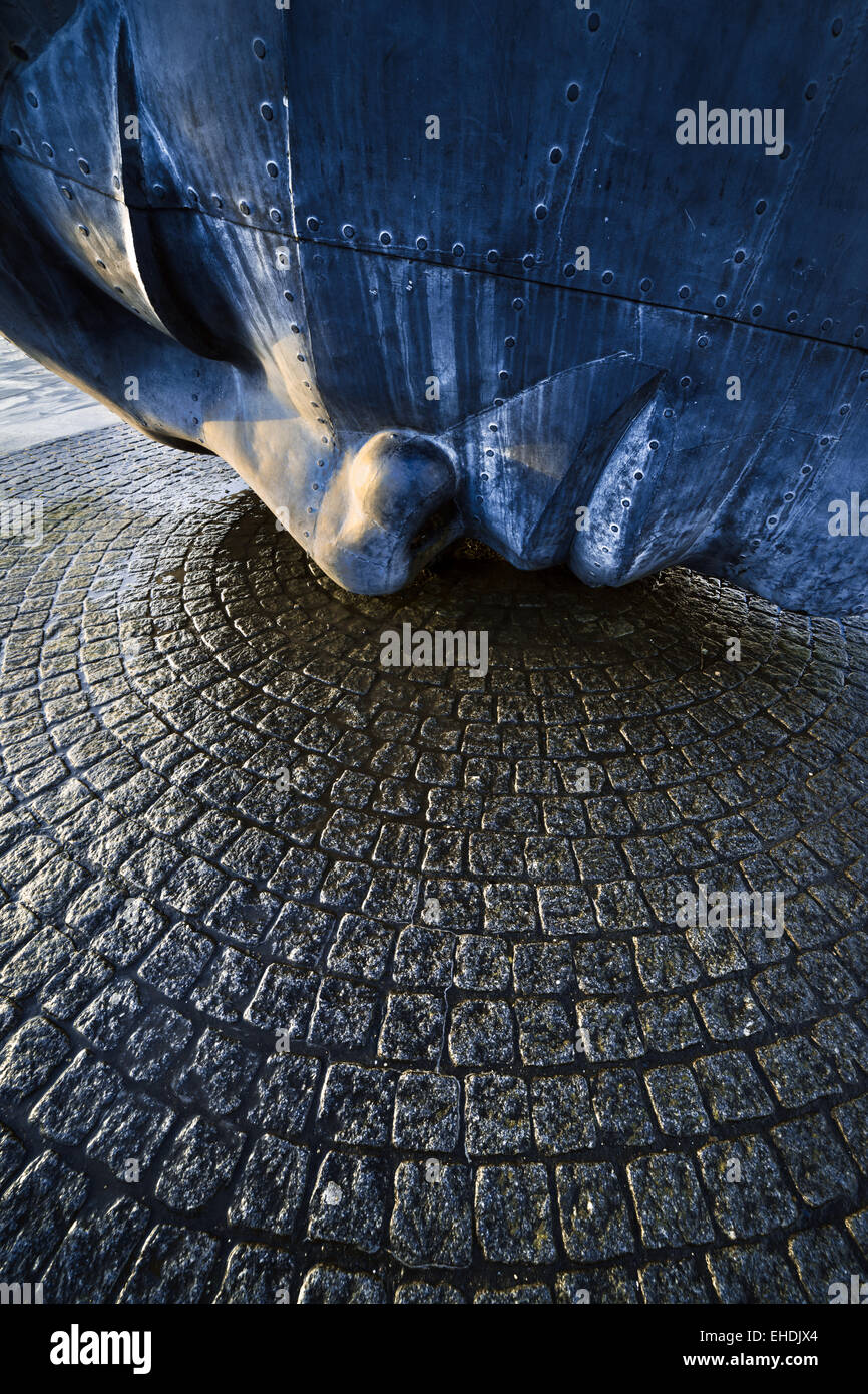 I marittimi mercantili' War Memorial Sculpture accanto al Senedd nella Baia di Cardiff, Galles. Foto Stock