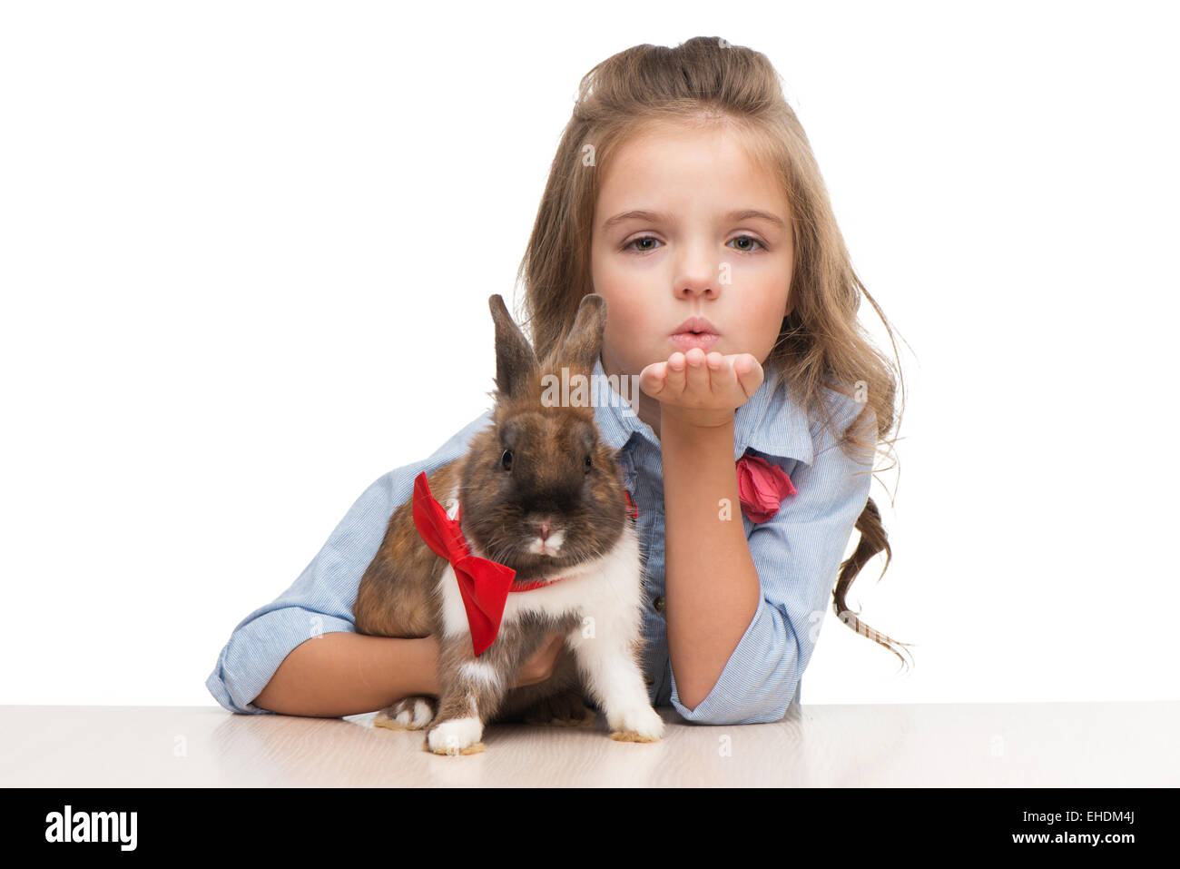 Ragazza soffia un bacio alla fotocamera con bunny Foto Stock