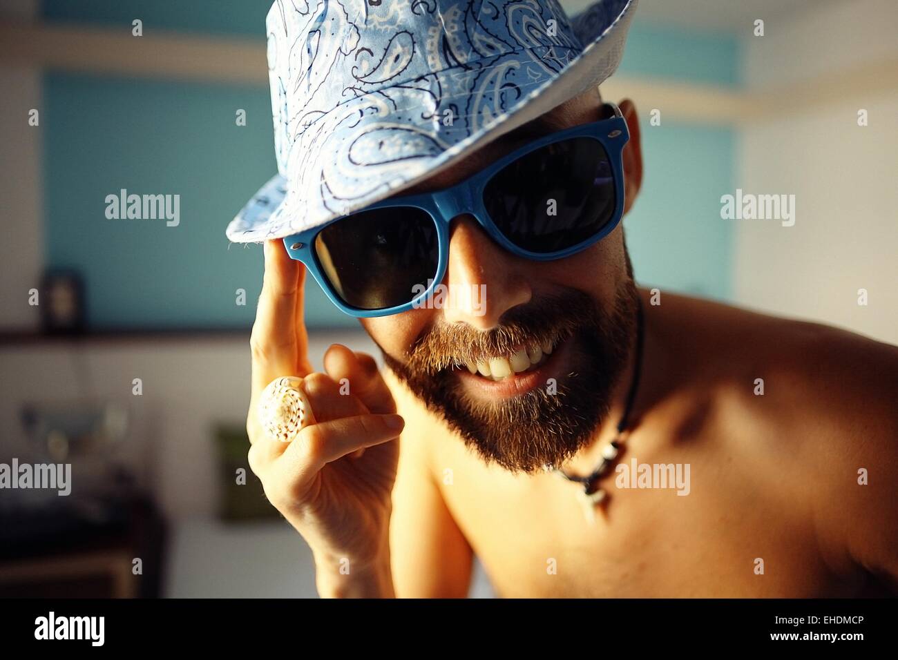 Conciate, uomo barbuto in occhiali da sole Concetto di vacanza Foto Stock