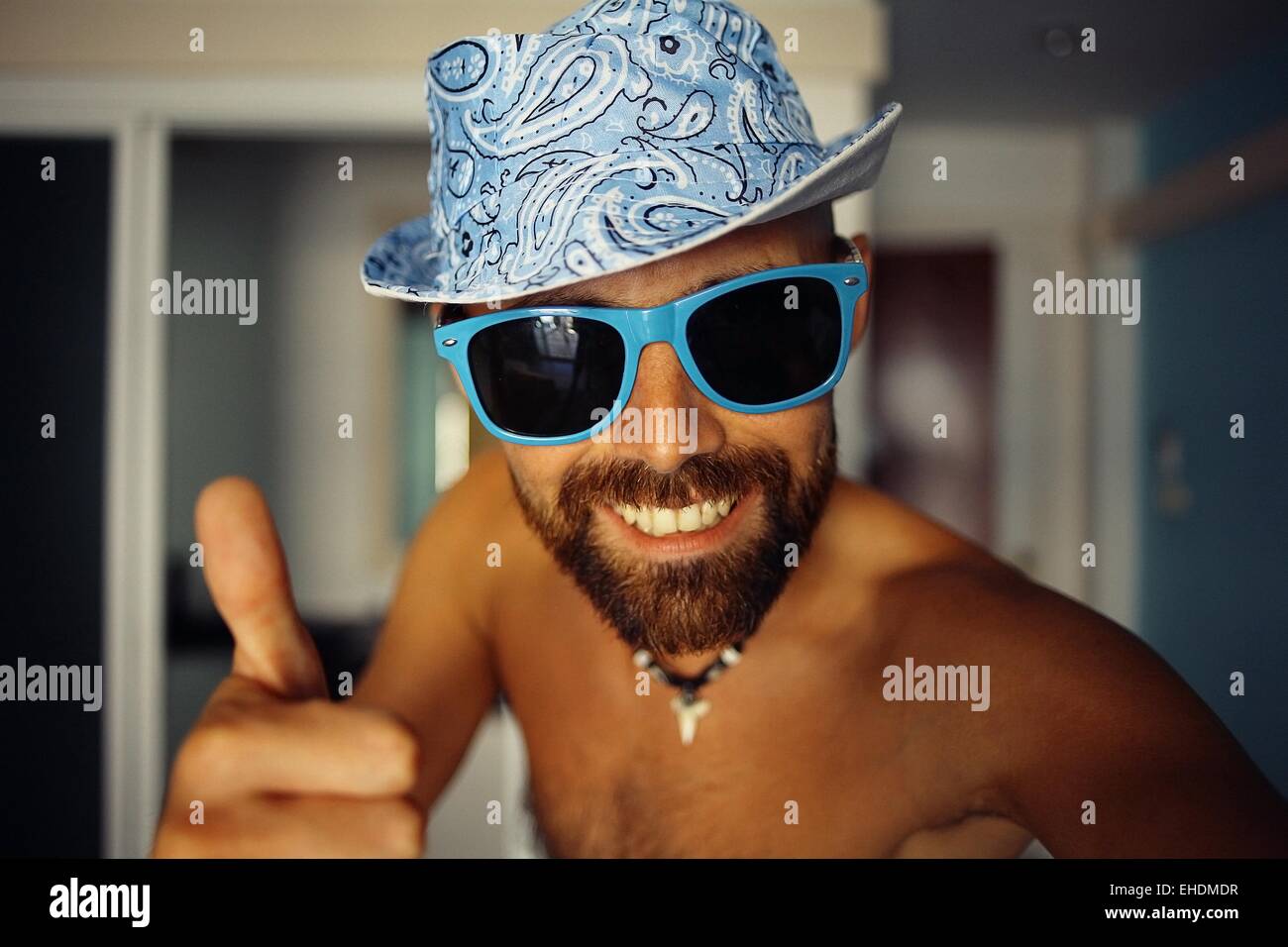 Conciate, uomo barbuto in occhiali da sole Concetto di vacanza Foto Stock