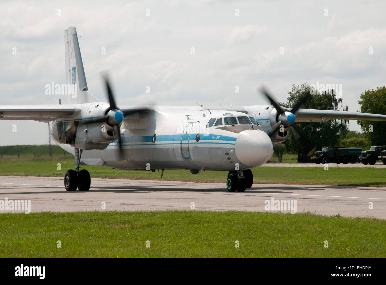 Aerei Antonov un-26 Ukrainian Air Force è stato il rullaggio in pista. Foto Stock