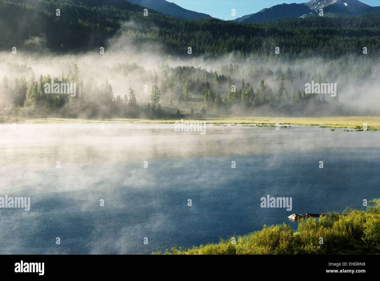 Mattina sul lago di montagna Foto Stock