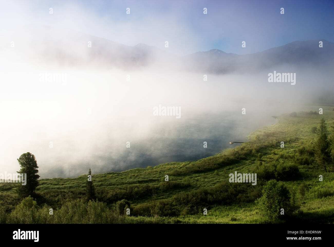 Mattina sul lago di montagna Foto Stock