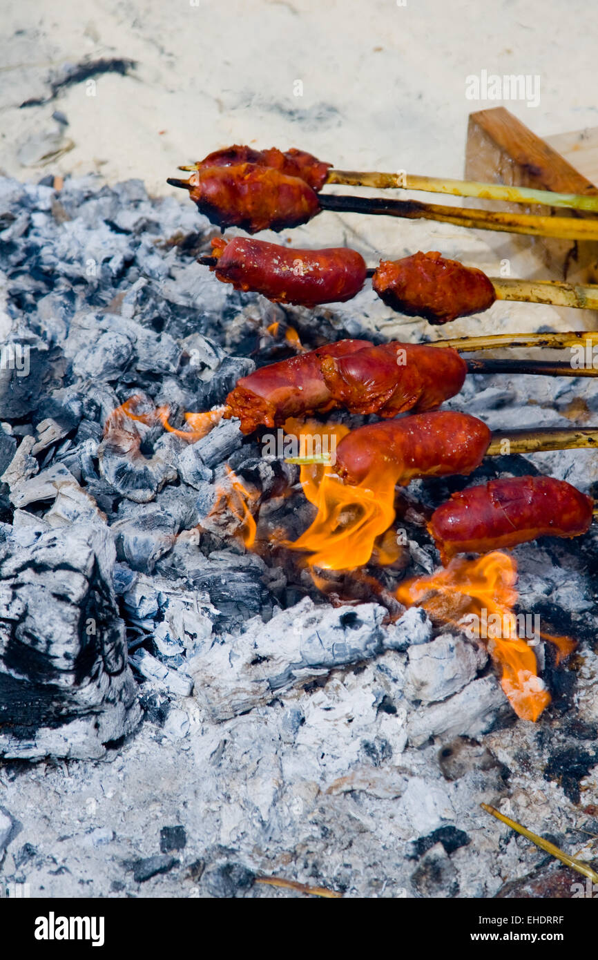 Agriturismo salsicce getting cucinata su un barbecue Foto Stock