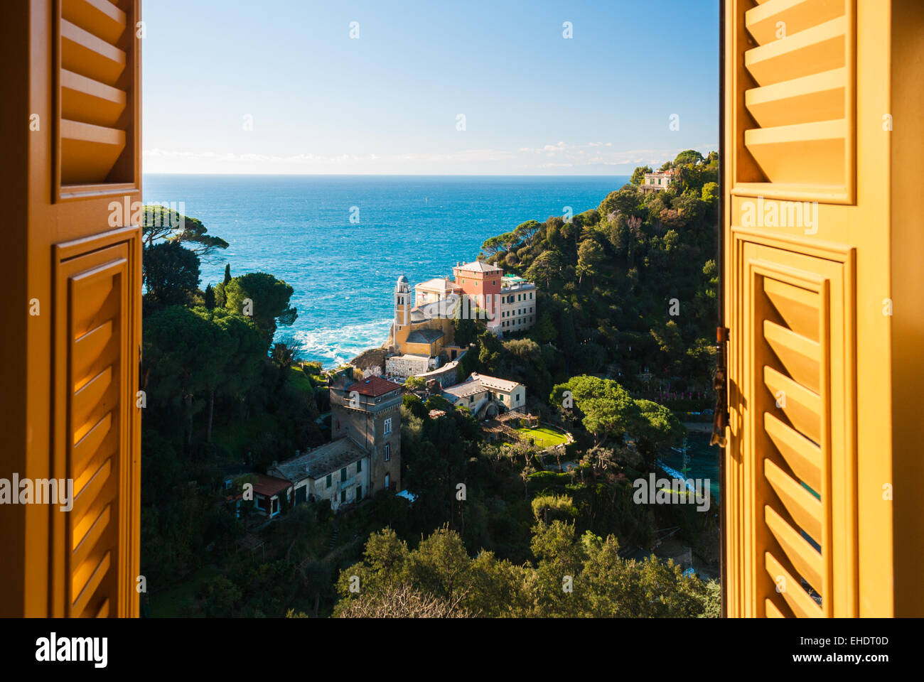 Vista sulle colline intorno a Portofino attraverso una finestra Foto Stock